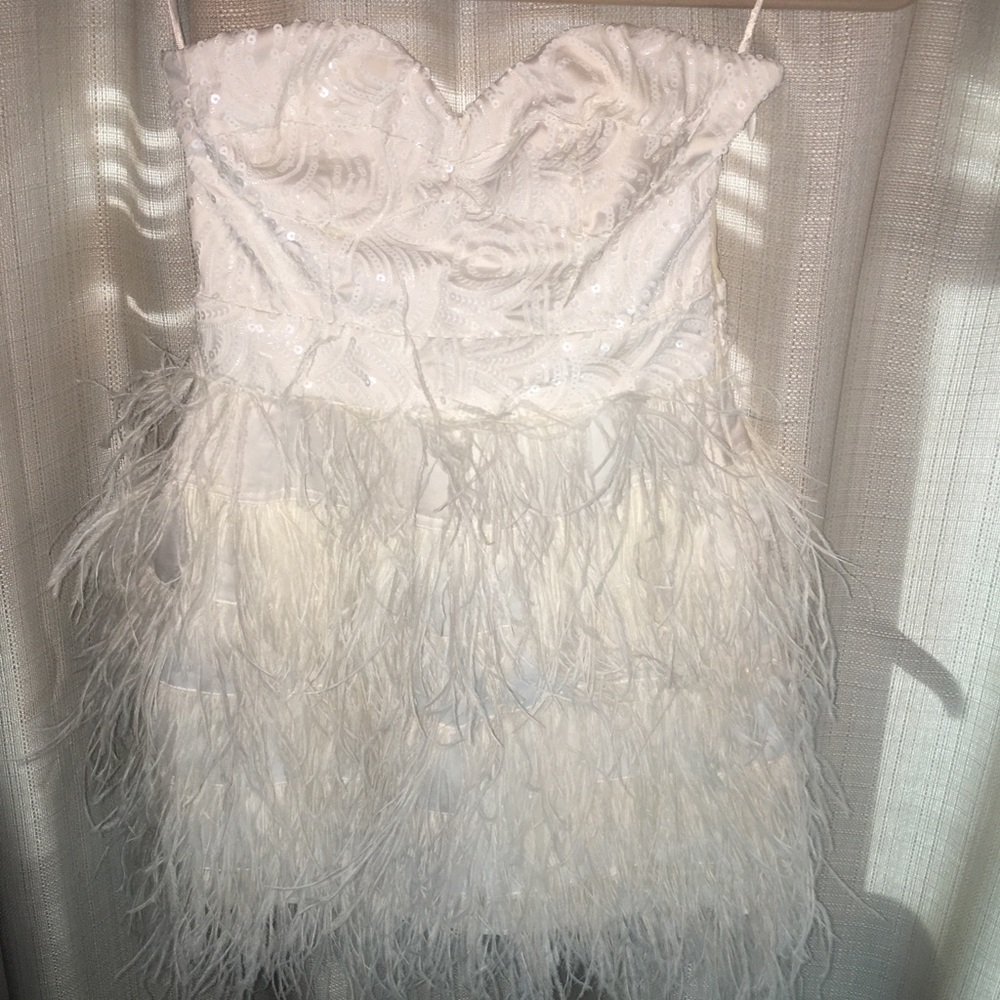 Bebe feather dress 💎🔥😍